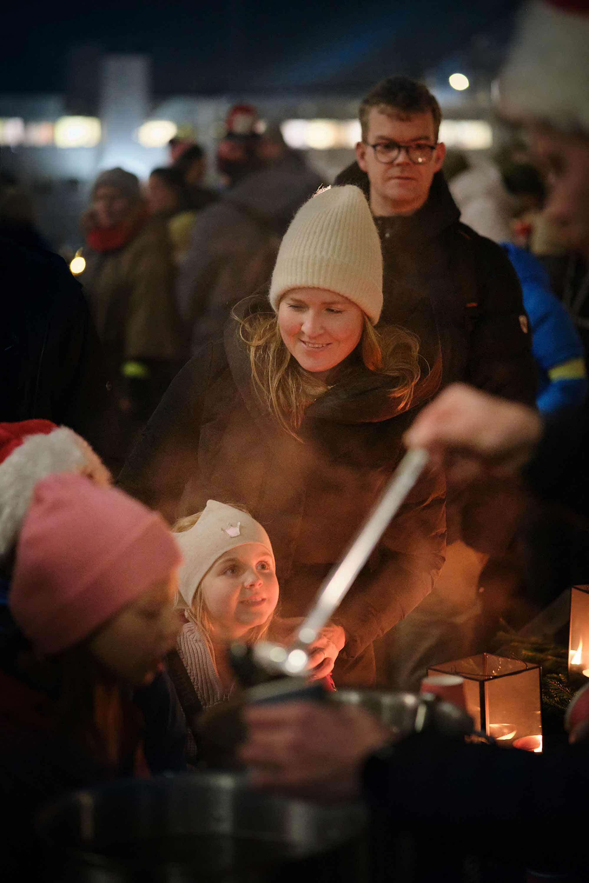 Mor og barn på julegrantenning på Skullerud